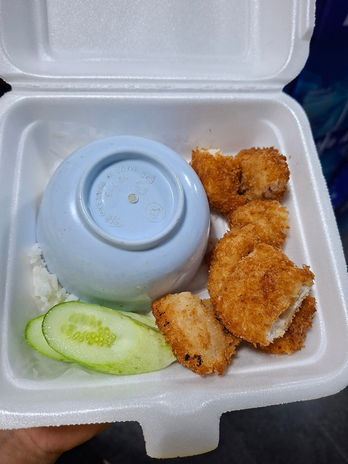 สั่งข้าวไก่ทอดกลับบ้าน เปิดกล่องมาเจอของแถม สั่งข้าวไก่ทอดกลับบ้าน เปิดกล่องมาเจอของแถม