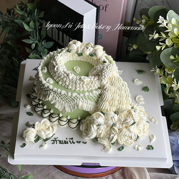 ลูกค้าติดต่อมาขอซื้อเค้กพวงมาลัย ลูกค้าติดต่อมาขอซื้อเค้กพวงมาลัย