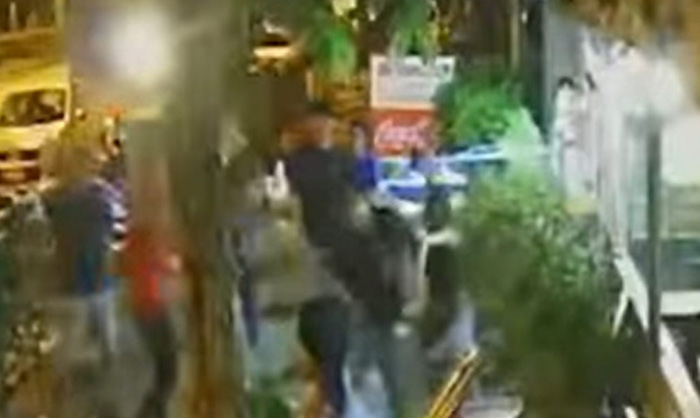 หนุ่มนั่งกินหมูกระทะ บ่นร้านไม่มีคน เจอโต๊ะข้างเดือด หนุ่มนั่งกินหมูกระทะ บ่นร้านไม่มีคน เจอโต๊ะข้างเดือด