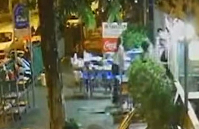 หนุ่มนั่งกินหมูกระทะ บ่นร้านไม่มีคน เจอโต๊ะข้างเดือด หนุ่มนั่งกินหมูกระทะ บ่นร้านไม่มีคน เจอโต๊ะข้างเดือด