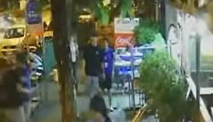 หนุ่มนั่งกินหมูกระทะ บ่นร้านไม่มีคน เจอโต๊ะข้างเดือด หนุ่มนั่งกินหมูกระทะ บ่นร้านไม่มีคน เจอโต๊ะข้างเดือด