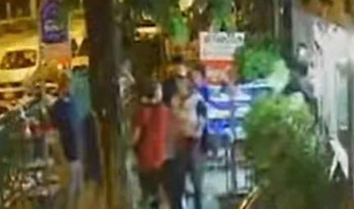 หนุ่มนั่งกินหมูกระทะ บ่นร้านไม่มีคน เจอโต๊ะข้างเดือด หนุ่มนั่งกินหมูกระทะ บ่นร้านไม่มีคน เจอโต๊ะข้างเดือด