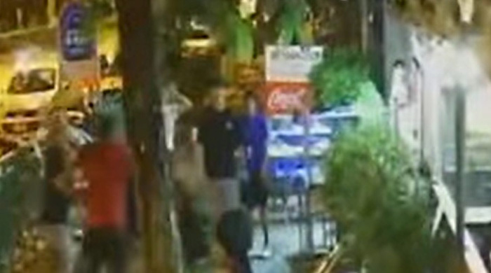 หนุ่มนั่งกินหมูกระทะ บ่นร้านไม่มีคน เจอโต๊ะข้างเดือด หนุ่มนั่งกินหมูกระทะ บ่นร้านไม่มีคน เจอโต๊ะข้างเดือด