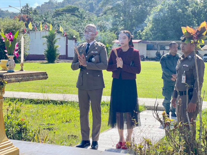 พบรักกลางวงไพ่ จากที่ถูกจับในวันนั้น สู่ภรรยาผู้กำกับในวันนี้ พบรักกลางวงไพ่ จากที่ถูกจับในวันนั้น สู่ภรรยาผู้กำกับในวันนี้