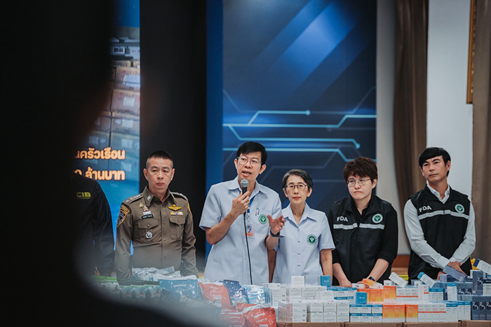 CIB อย บุกโกดังเถื่อน ยึดวัตถุอันตราย เครื่องสำอางจากจีน CIB อย บุกโกดังเถื่อน ยึดวัตถุอันตราย เครื่องสำอางจากจีน