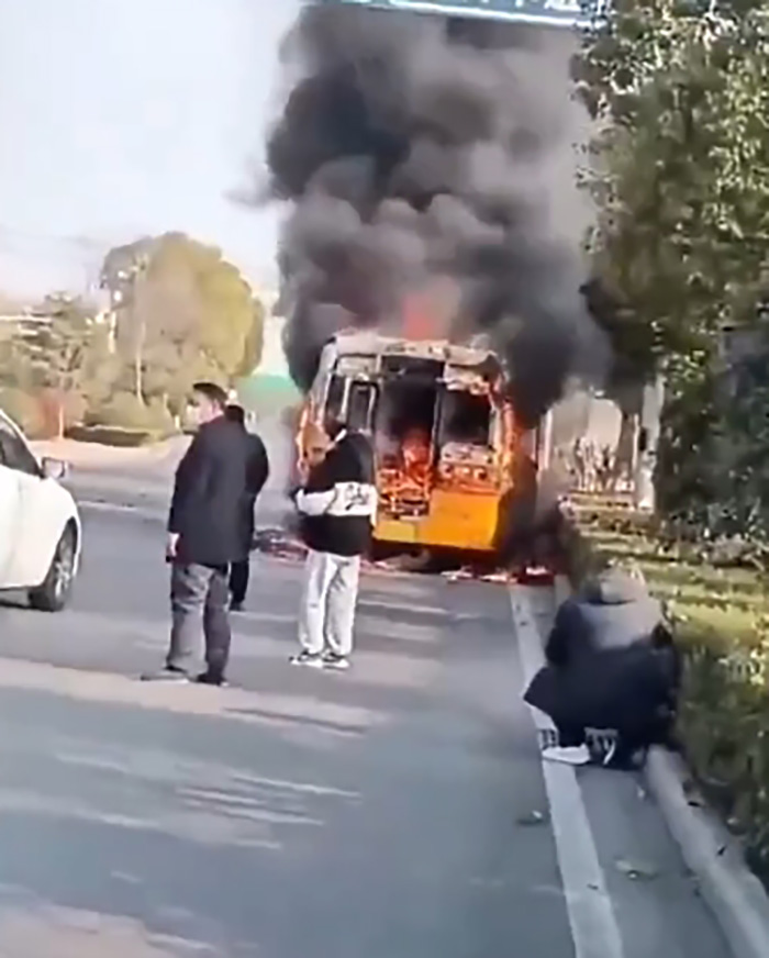 ช็อกสะเทือนขวัญ รถบัสโรงเรียนอนุบาลไฟไหม้กลางถนน ช็อกสะเทือนขวัญ รถบัสโรงเรียนอนุบาลไฟไหม้กลางถนน