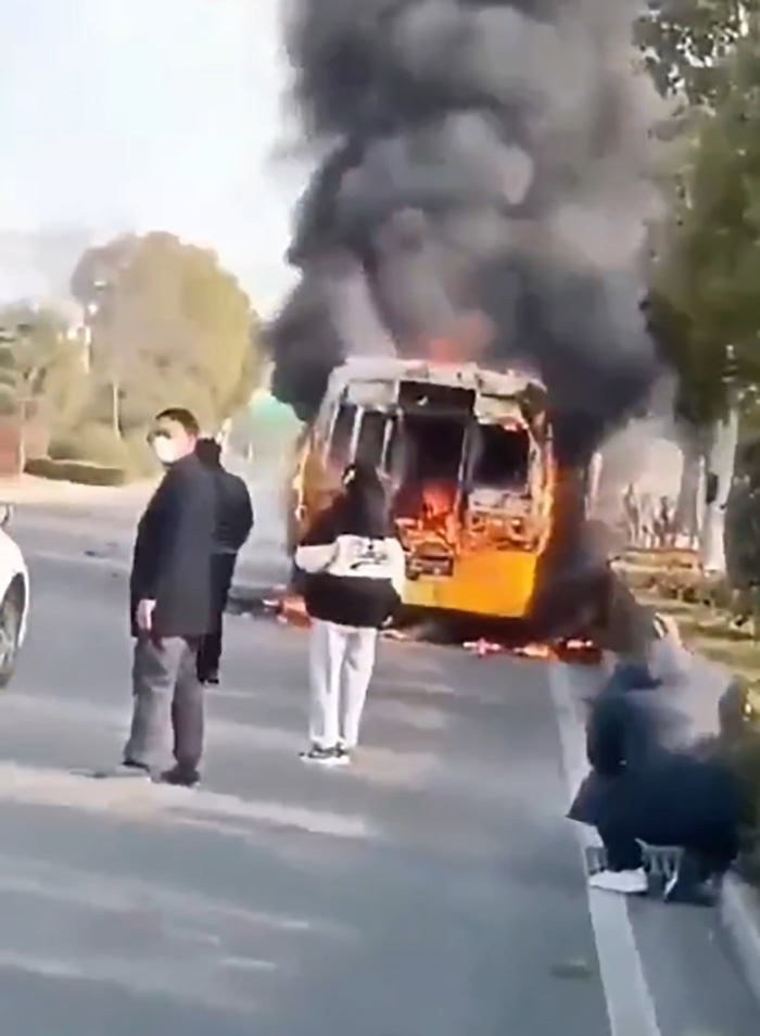 ช็อกสะเทือนขวัญ รถบัสโรงเรียนอนุบาลไฟไหม้กลางถนน ช็อกสะเทือนขวัญ รถบัสโรงเรียนอนุบาลไฟไหม้กลางถนน