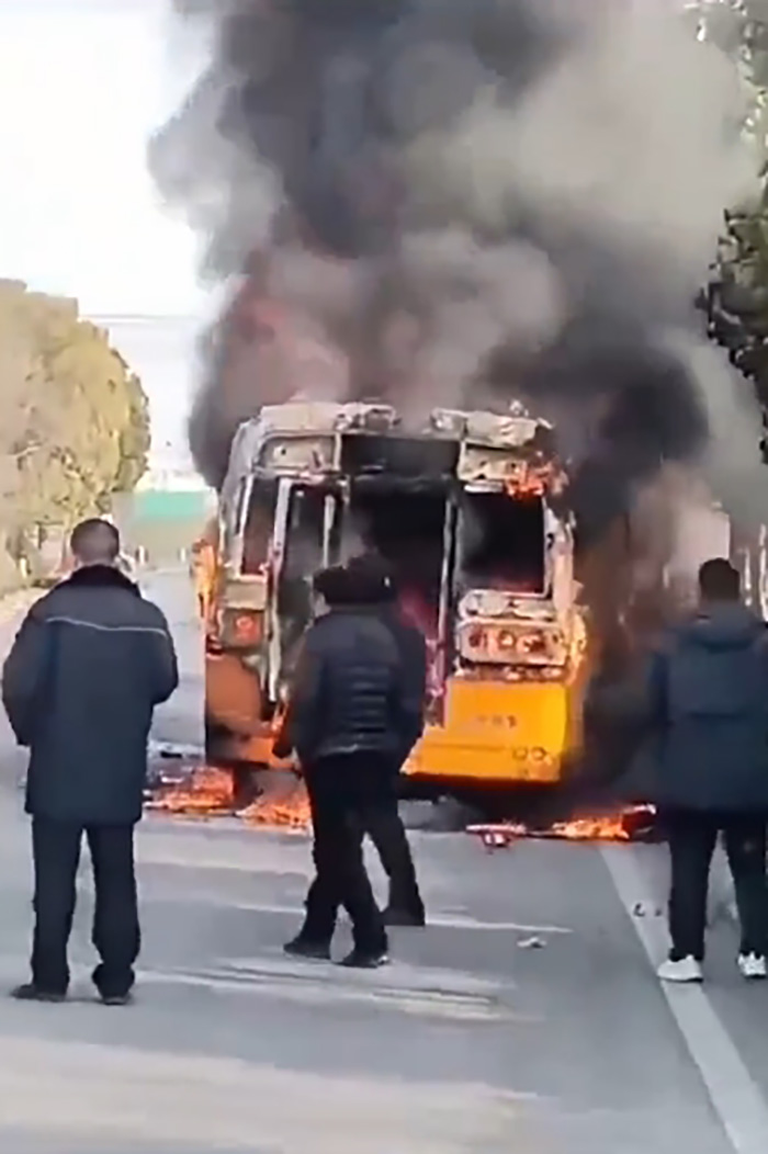 ช็อกสะเทือนขวัญ รถบัสโรงเรียนอนุบาลไฟไหม้กลางถนน ช็อกสะเทือนขวัญ รถบัสโรงเรียนอนุบาลไฟไหม้กลางถนน