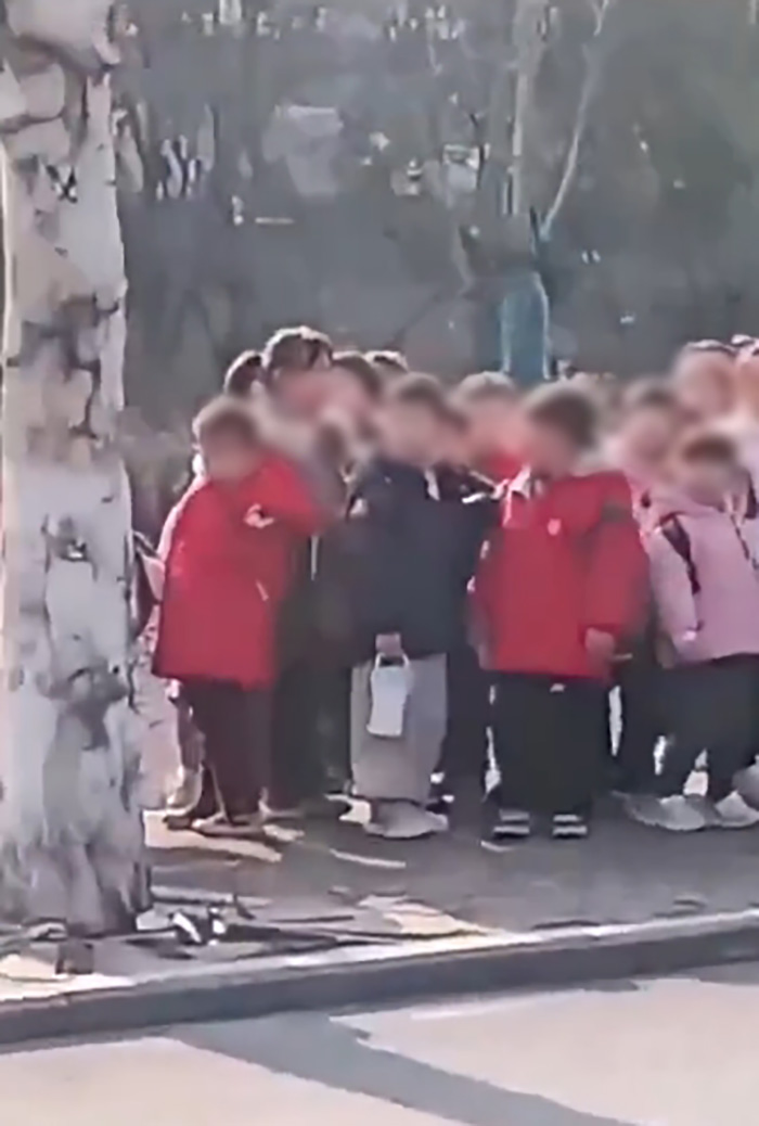 ช็อกสะเทือนขวัญ รถบัสโรงเรียนอนุบาลไฟไหม้กลางถนน ช็อกสะเทือนขวัญ รถบัสโรงเรียนอนุบาลไฟไหม้กลางถนน