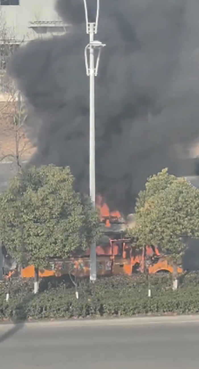 ช็อกสะเทือนขวัญ รถบัสโรงเรียนอนุบาลไฟไหม้กลางถนน ช็อกสะเทือนขวัญ รถบัสโรงเรียนอนุบาลไฟไหม้กลางถนน