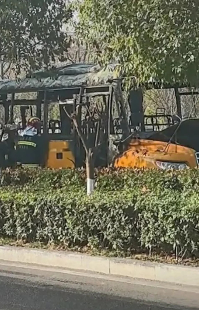 ช็อกสะเทือนขวัญ รถบัสโรงเรียนอนุบาลไฟไหม้กลางถนน ช็อกสะเทือนขวัญ รถบัสโรงเรียนอนุบาลไฟไหม้กลางถนน