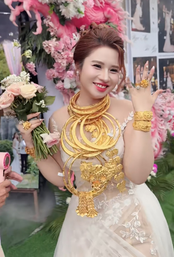 วิวาห์แสบตา เจ้าสาวใส่ทองท่วมคอเต็มแขน วิวาห์แสบตา เจ้าสาวใส่ทองท่วมคอเต็มแขน
