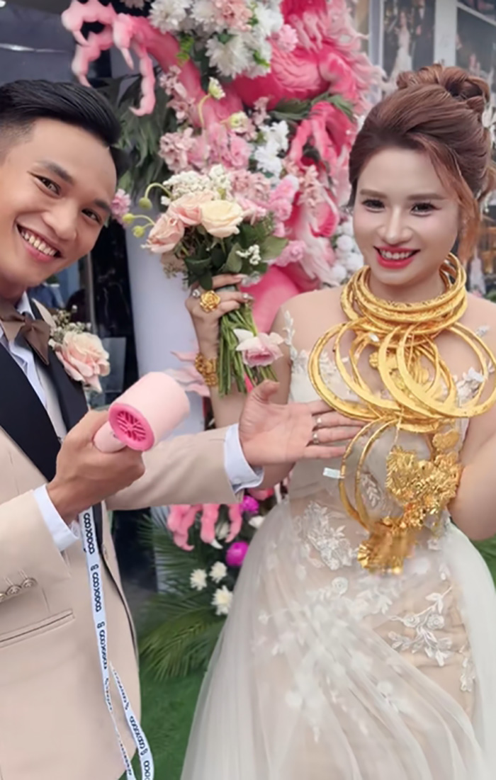 วิวาห์แสบตา เจ้าสาวใส่ทองท่วมคอเต็มแขน วิวาห์แสบตา เจ้าสาวใส่ทองท่วมคอเต็มแขน