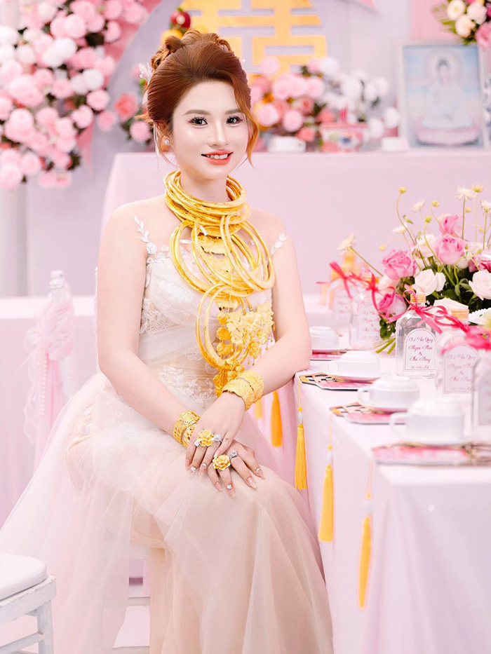 วิวาห์แสบตา เจ้าสาวใส่ทองท่วมคอเต็มแขน วิวาห์แสบตา เจ้าสาวใส่ทองท่วมคอเต็มแขน