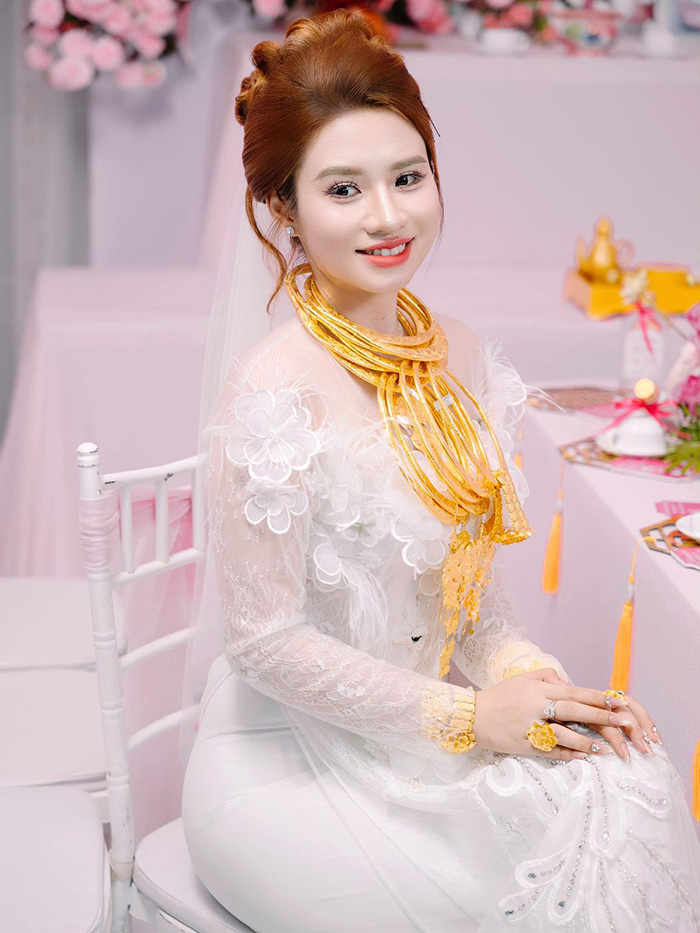 วิวาห์แสบตา เจ้าสาวใส่ทองท่วมคอเต็มแขน วิวาห์แสบตา เจ้าสาวใส่ทองท่วมคอเต็มแขน