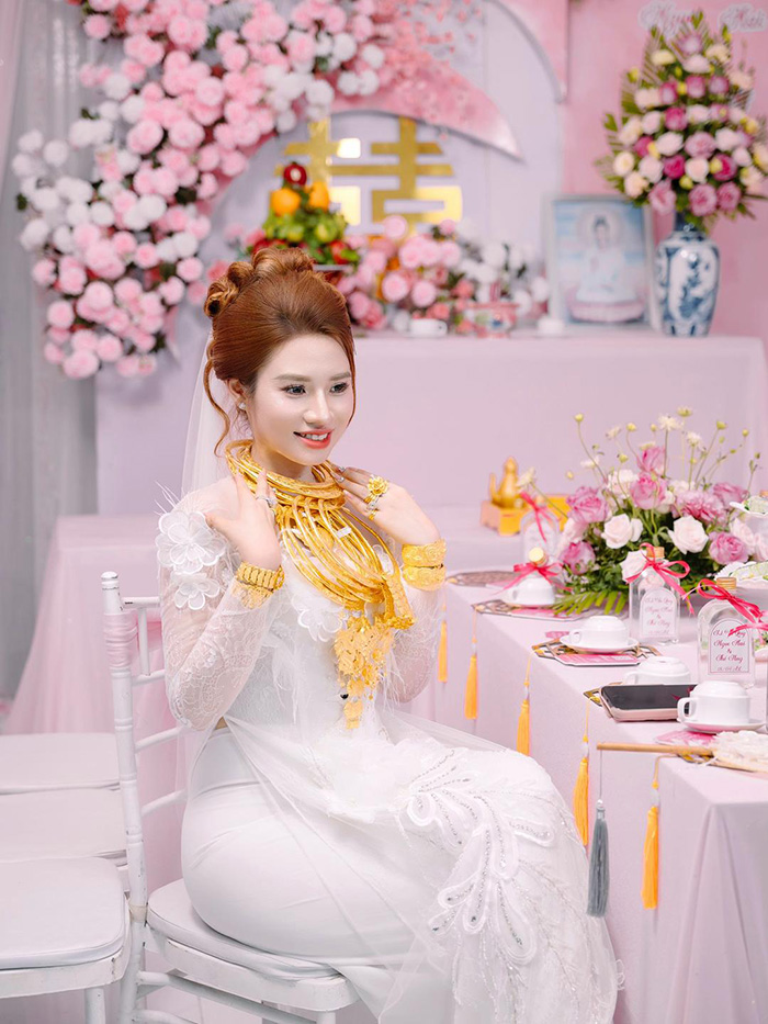 วิวาห์แสบตา เจ้าสาวใส่ทองท่วมคอเต็มแขน วิวาห์แสบตา เจ้าสาวใส่ทองท่วมคอเต็มแขน