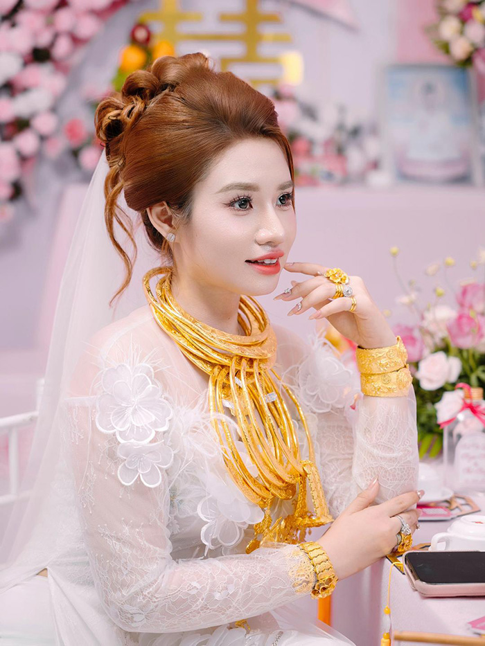 วิวาห์แสบตา เจ้าสาวใส่ทองท่วมคอเต็มแขน วิวาห์แสบตา เจ้าสาวใส่ทองท่วมคอเต็มแขน