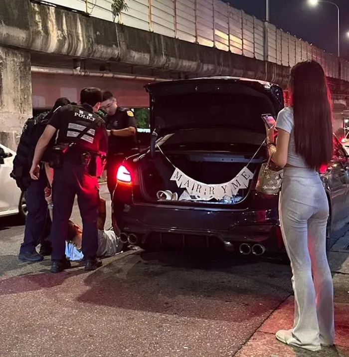 หนุ่มรถหรูขอสาวแต่งงาน ซ่อนเซอร์ไพรส์ท้ายรถ หนุ่มรถหรูขอสาวแต่งงาน ซ่อนเซอร์ไพรส์ท้ายรถ