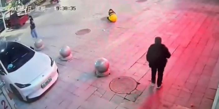 สะเทือนขวัญ เด็กจุดประทัดตรุษจีนใส่ท่อ สะเทือนขวัญ เด็กจุดประทัดตรุษจีนใส่ท่อ