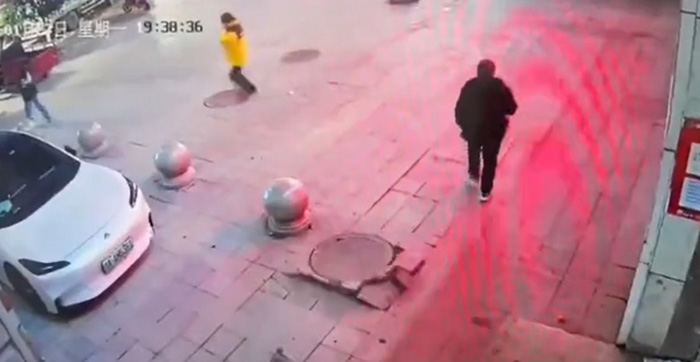 สะเทือนขวัญ เด็กจุดประทัดตรุษจีนใส่ท่อ สะเทือนขวัญ เด็กจุดประทัดตรุษจีนใส่ท่อ