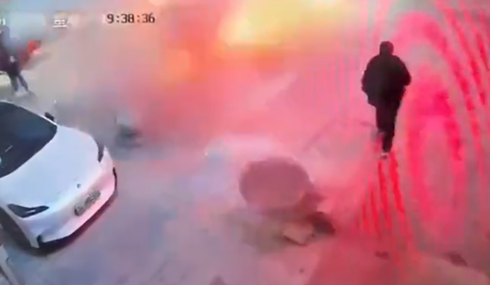 สะเทือนขวัญ เด็กจุดประทัดตรุษจีนใส่ท่อ สะเทือนขวัญ เด็กจุดประทัดตรุษจีนใส่ท่อ