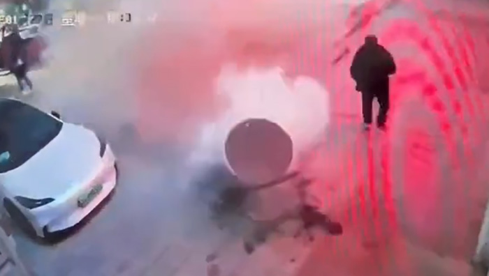 สะเทือนขวัญ เด็กจุดประทัดตรุษจีนใส่ท่อ สะเทือนขวัญ เด็กจุดประทัดตรุษจีนใส่ท่อ