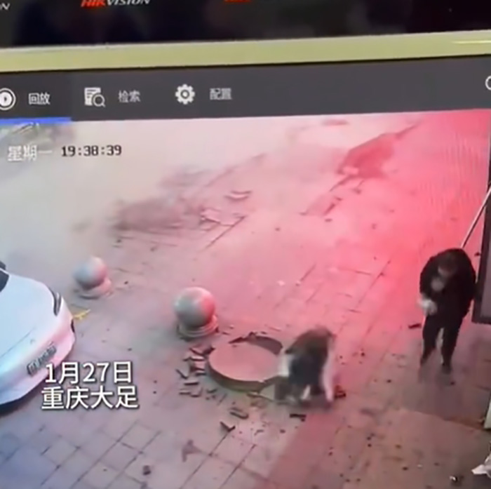 สะเทือนขวัญ เด็กจุดประทัดตรุษจีนใส่ท่อ สะเทือนขวัญ เด็กจุดประทัดตรุษจีนใส่ท่อ