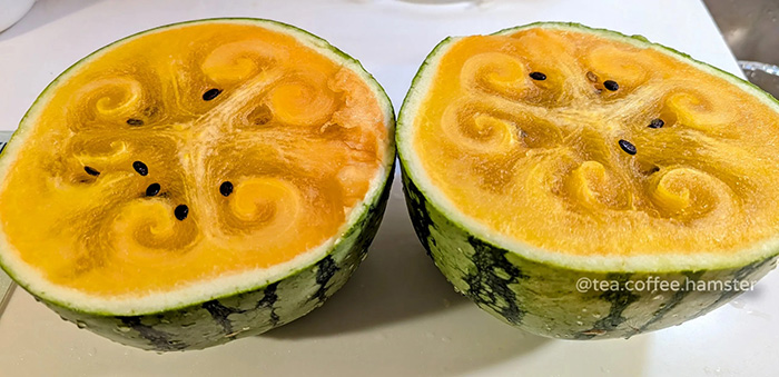 ผ่าแตงโมออกมาเหมือนผลปีศาจ ผ่าแตงโมออกมาเหมือนผลปีศาจ