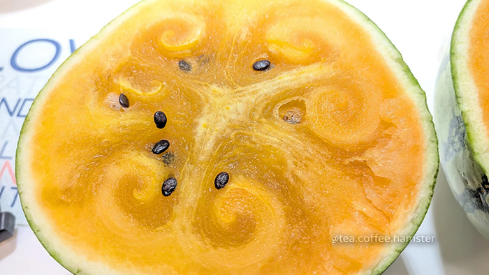 ผ่าแตงโมออกมาเหมือนผลปีศาจ ผ่าแตงโมออกมาเหมือนผลปีศาจ