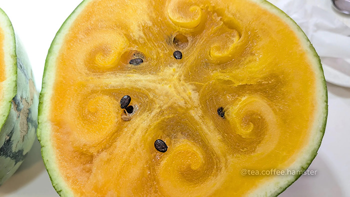 ผ่าแตงโมออกมาเหมือนผลปีศาจ ผ่าแตงโมออกมาเหมือนผลปีศาจ