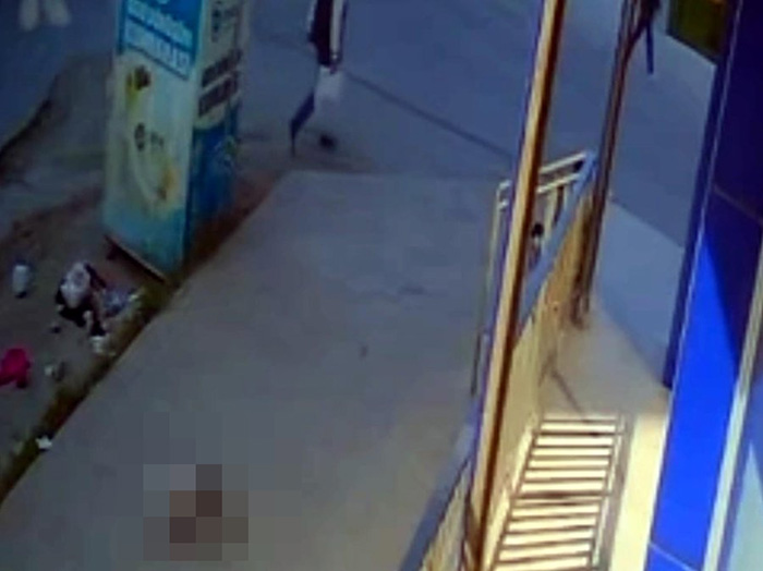 ชะตาสลด เด็กหญิง 1 ขวบ ตกระเบียงชั้น 5 ชะตาสลด เด็กหญิง 1 ขวบ ตกระเบียงชั้น 5