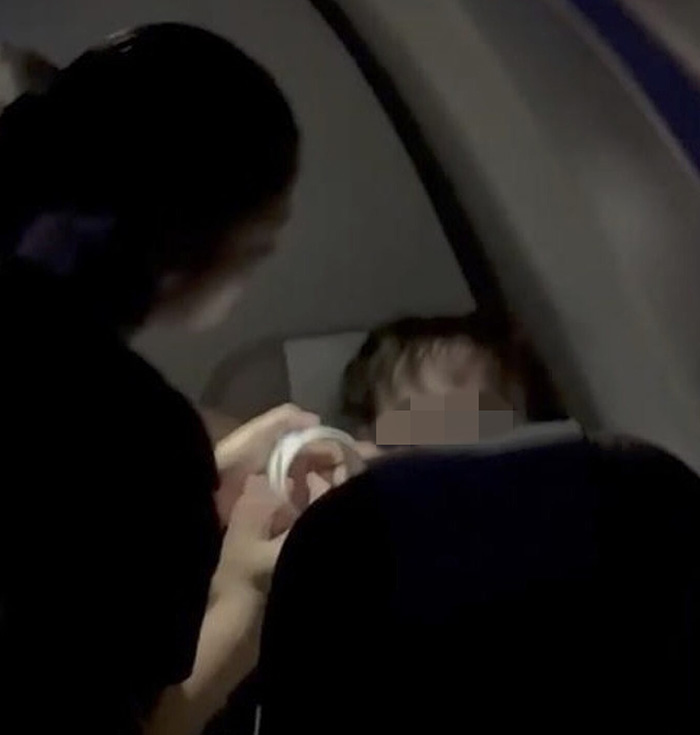 แอร์โฮสเตสใช้เทปปิดปากผดส หญิง แอร์โฮสเตสใช้เทปปิดปากผดส หญิง