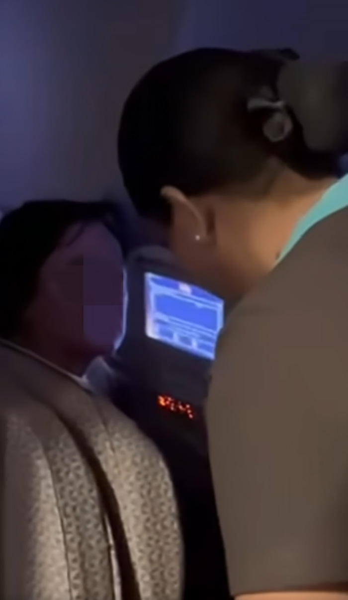 แอร์โฮสเตสใช้เทปปิดปากผดส หญิง แอร์โฮสเตสใช้เทปปิดปากผดส หญิง