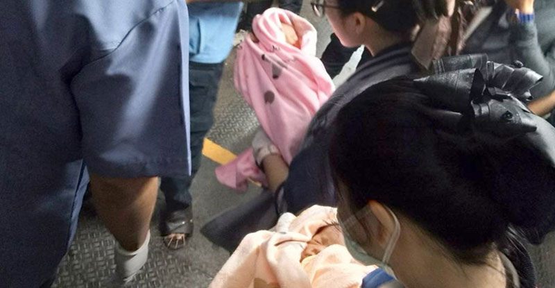 ทารกแฝดหญิงถูกยัดถุง ทารกแฝดหญิงถูกยัดถุง