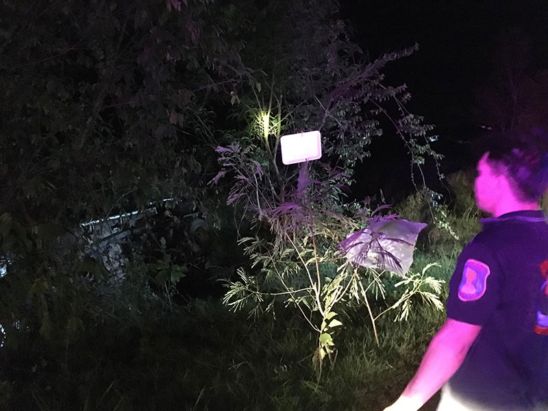 คนขับเก๋งคว่ำตกข้างทาง คนขับเก๋งคว่ำตกข้างทาง