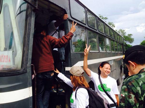 ทหารคุมตัว 10 แกนนำเดินเท้าปฏิรูปพลังงาน หลังเจรจาไร้ผล ทหารคุมตัว 10 แกนนำเดินเท้าปฏิรูปพลังงาน หลังเจรจาไร้ผล