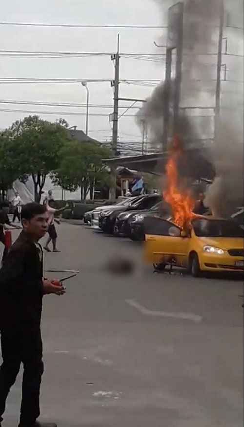 ไฟไหม้รถเก๋ง ไฟไหม้รถเก๋ง