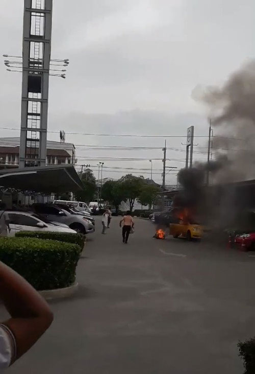 ไฟไหม้รถเก๋ง ไฟไหม้รถเก๋ง