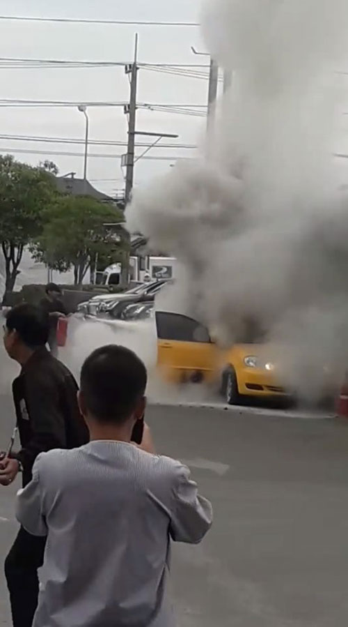 ไฟไหม้รถเก๋ง ไฟไหม้รถเก๋ง