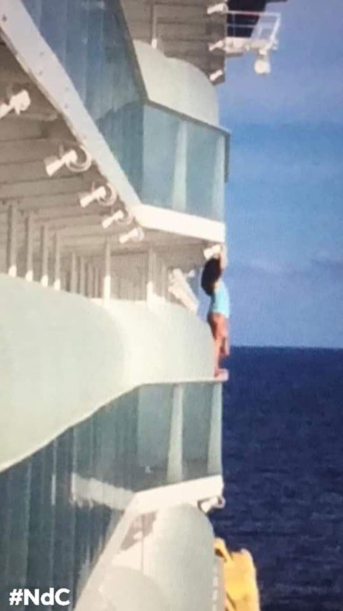 สาวปีนระเบียงเรือสำราญ สาวปีนระเบียงเรือสำราญ