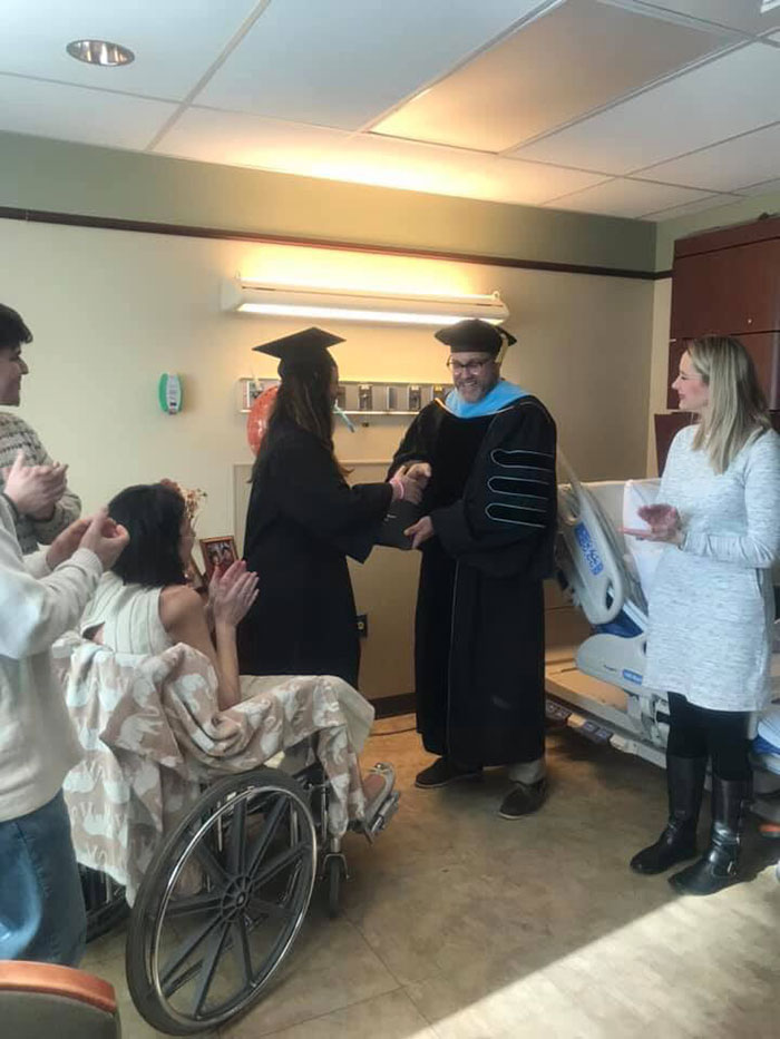 ครูจัดพิธีจบการศึกษา ครูจัดพิธีจบการศึกษา