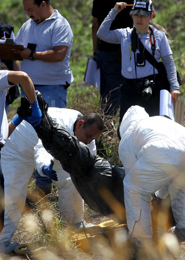 ศพถูกหั่นแยกชิ้นใส่ถุง ศพถูกหั่นแยกชิ้นใส่ถุง