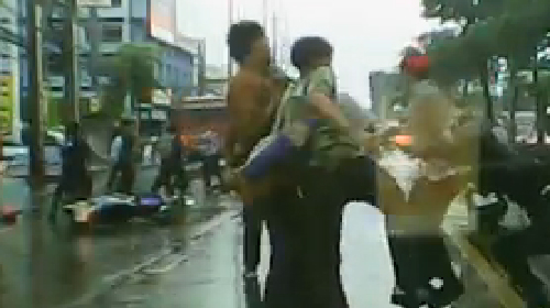 วัยรุ่นตีกันบนถนนเพชรเกษม ตำรวจยิงปืนขู่ยังไม่หนี