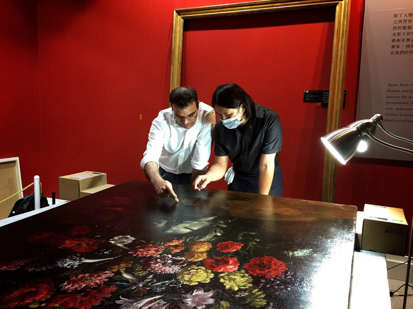 หนุ่มน้อยสะดุดล้มทำภาพเขียนมูลค่า 44 ล้าน ขาดทะลุ หนุ่มน้อยสะดุดล้มทำภาพเขียนมูลค่า 44 ล้าน ขาดทะลุ