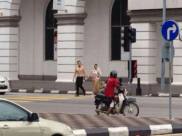ใส่ชุดชั้นในถ่ายพรีเวดดิ้งกลางถนน ใส่ชุดชั้นในถ่ายพรีเวดดิ้งกลางถนน