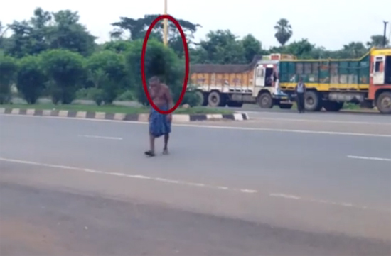 ภาพถ่ายติดวิญญาณ เงาดำขี่คอชายแก่ ภาพถ่ายติดวิญญาณ เงาดำขี่คอชายแก่