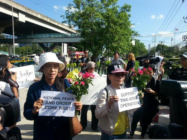 ตัวแทนประชาชน มอบดอกไม้เป็นกำลังใจให้ทหาร ตัวแทนประชาชน มอบดอกไม้เป็นกำลังใจให้ทหาร