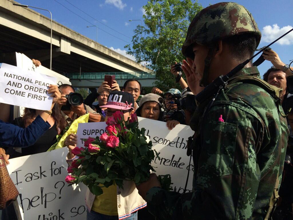 ตัวแทนประชาชน มอบดอกไม้เป็นกำลังใจให้ทหาร ตัวแทนประชาชน มอบดอกไม้เป็นกำลังใจให้ทหาร