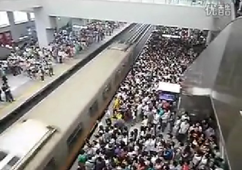 รถไฟใต้ดินจีน แย่งกันเข้าออก รถไฟใต้ดินจีน แย่งกันเข้าออก