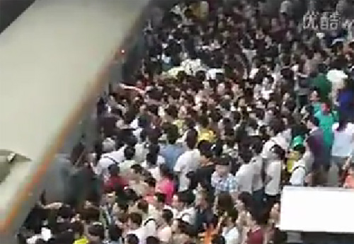 รถไฟใต้ดินจีน แย่งกันเข้าออก รถไฟใต้ดินจีน แย่งกันเข้าออก